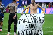 La bandera que mostraron los jugadores de la selección tras el triunfo ante Inglaterra: “Las Malvinas son argentinas”