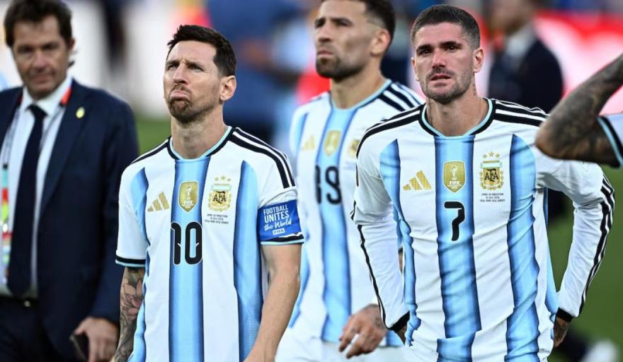 La AFA agradeció el apoyo de los hinchas y confirmó que no todo el plantel regresará a la Argentina