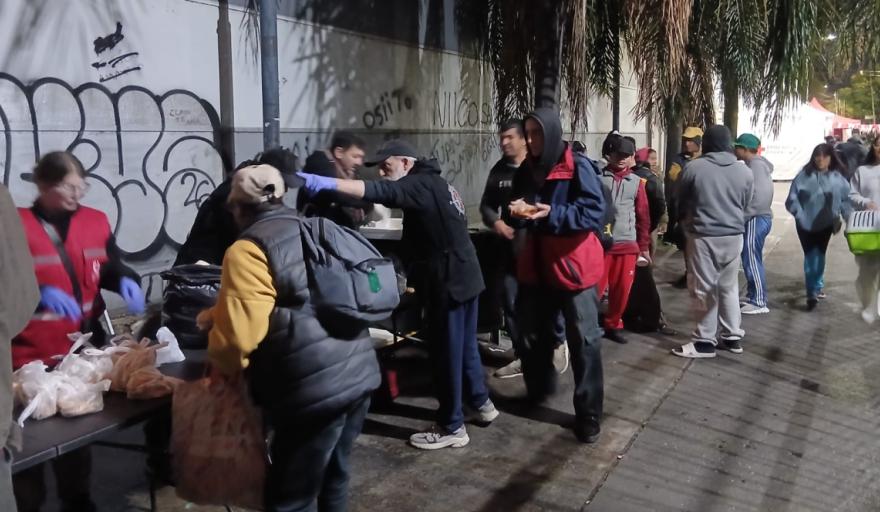 UFLO y "Los Irrecuperables 5": una alianza solidaria que transforma donaciones en platos de comida