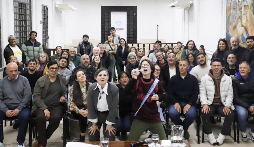 Ian Moche brindó una charla abierta sobre concientización del autismo en el HCD Lanús
